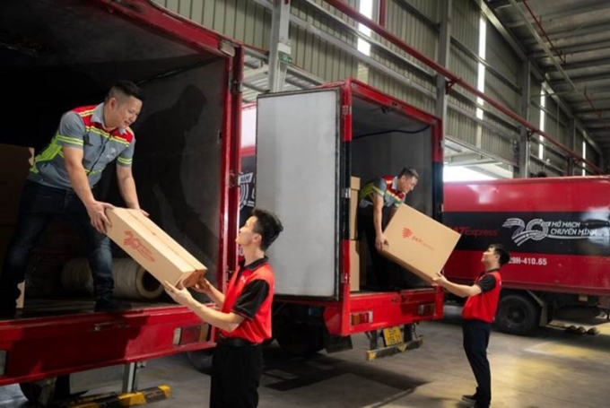 Nhân viên 247Express đưa hàng hóa lên xe tải, đảm bảo chất lượng dịch vụ và hiệu quả giao nhận. Ảnh: 247Express