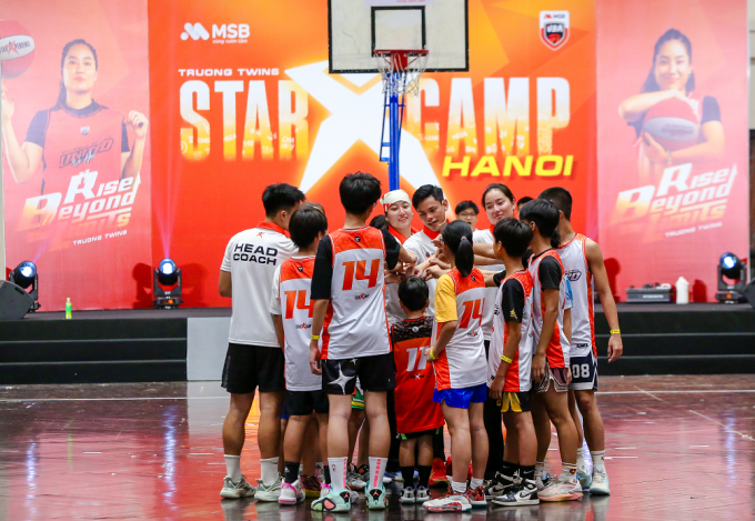 Thảo Vy, Thảo My giao lưu cùng các em nhỏ. Ảnh: MSB
