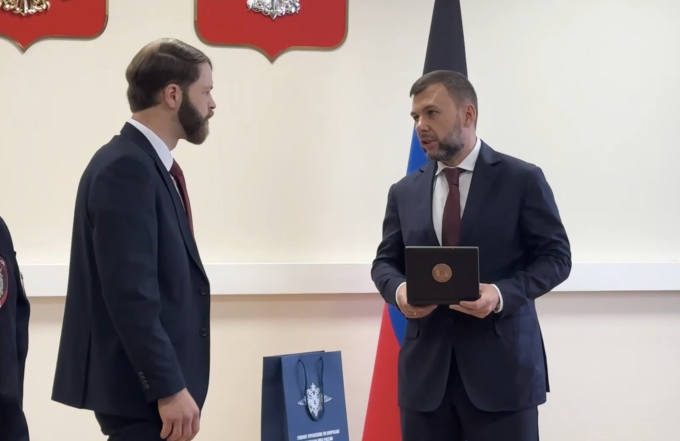 Denis Pushilin, lãnh đạo vùng Donetsk do Nga kiểm soát, trao huân chương cho Martindale. Ảnh: TASS