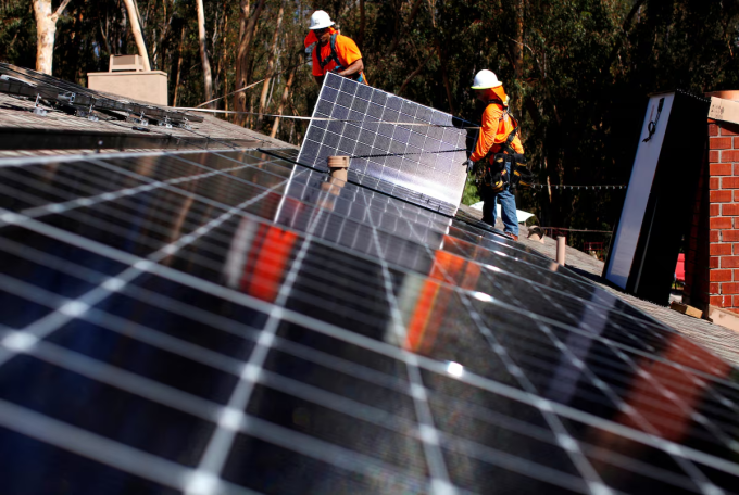 Nhân viên Baker Electric đang lắp đặt các tấm pin mặt trời trên mái nhà tại Scripps Ranch, San Diego, California, Mỹ, ngày 14/10/2016. Ảnh: Reuters