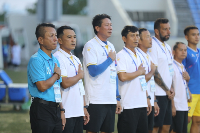HLV Văn Sỹ Sơn (trái) dẫn dắt Quảng Nam ở V-League 2024-2025. Ảnh: VPF