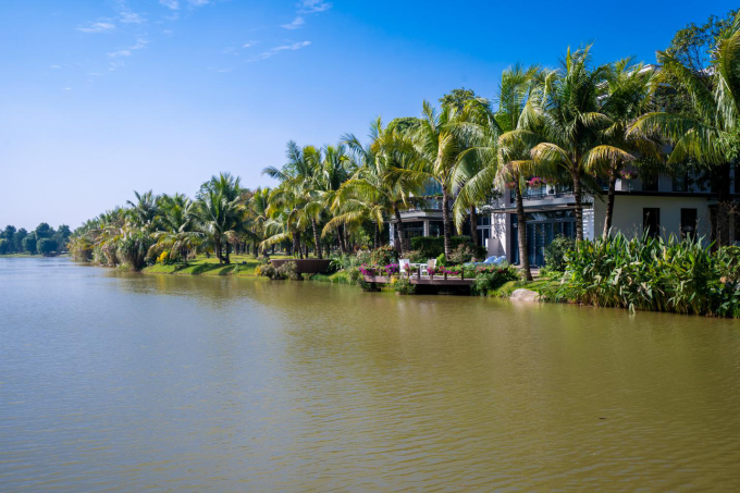 Biệt thự đảo tại Ecopark Hưng Yên đã bàn giao với cảnh quan cây xanh, mặt nước bao quanh. Ảnh: Ecopark