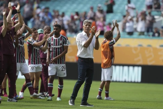 HLV Renato Gaucho và các cầu thủ cảm ơn CĐV sau khi Fluminense vượt qua vòng 1/8 FIFA Club World Cup 2025. Ảnh: AP