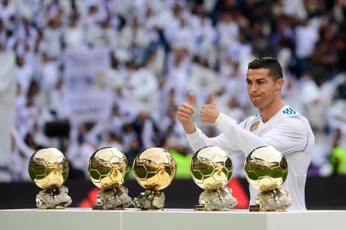 Ronaldo khoe trọn bộ 5 Quả Bóng Vàng, trong đó có bốn đoạt được với Real Madrid, tại sân Bernabeu năm 2017. Ảnh: UEFA