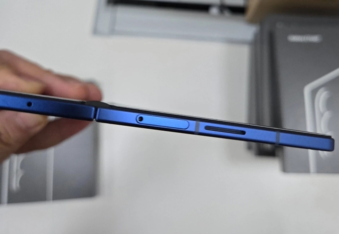 Độ mỏng của Galaxy Z Fold7. Ảnh: Jukan Choi