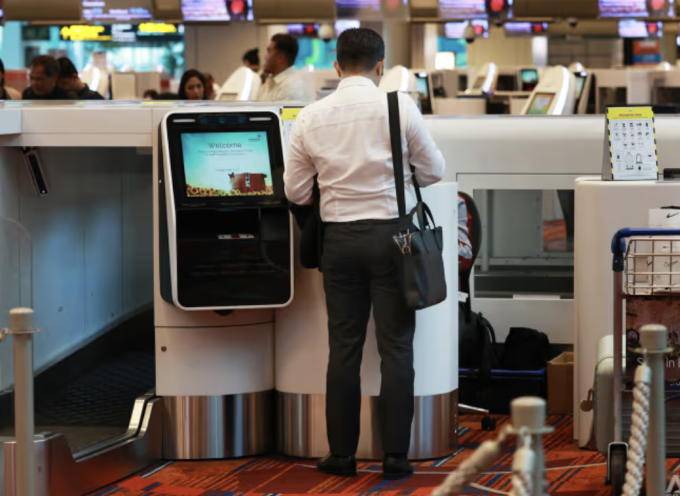 Khách check-in ở sân bay Changi, Singapore. Ảnh: CNA