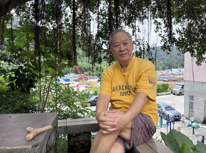 Ông He Yongnian trong nhà hoang ở Quảng Châu, Trung Quốc. Ảnh: Think China
