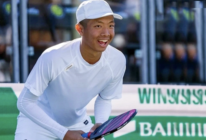 Quang Dương trong một trận đấu đơn nam tại giải đấu thuộc Hiệp hội Pickleball Mỹ - UPA. Ảnh: FBNV