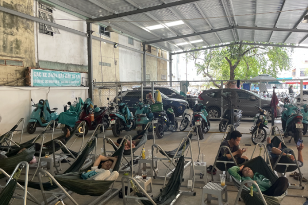 Quán cà phê kết hợp trạm sạc xe điện: Mô hình nở rộ