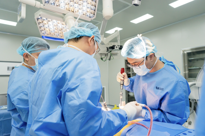 Phẫu thuật điều trị cho người bệnh đau thần kinh tọa. Ảnh: Bệnh viện Đa khoa Tâm Anh