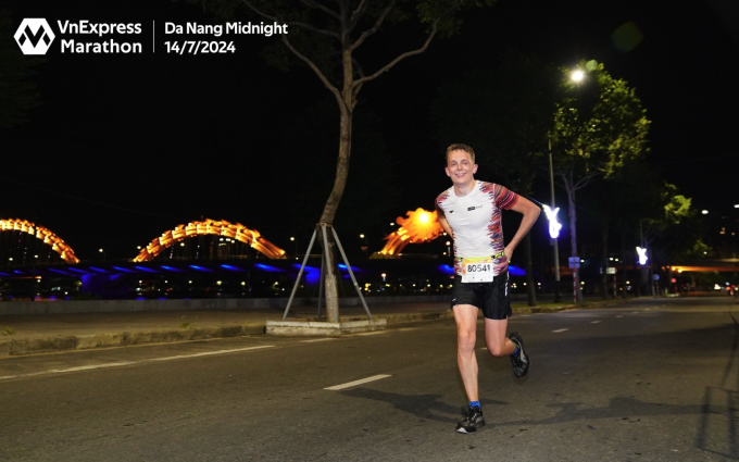 Du khách tham gia giải VnExpress Marathon Đà Nẵng 2024. Ảnh: VM