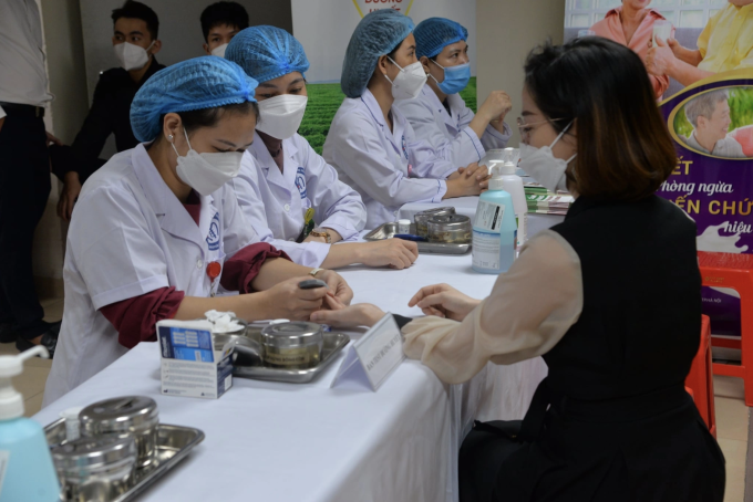 Người dân kiểm tra đường huyết tại Bệnh viện Nội tiết. Ảnh: Thúy Quỳnh
