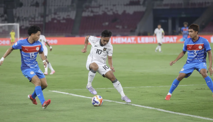 Arkhan Fikri (10) xử lý bóng trong trận thắng Philippines 1-0 ở vòng bảng. Ảnh: Bola