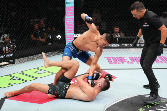 Trọng tài Jason Herzog (phải) bắt chính trận Steven Nguyen đấu Mohammad Yahya. Ảnh: Zuffa LLC