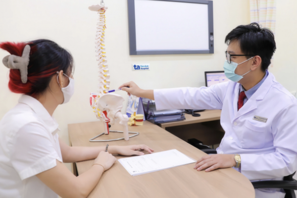 Ngồi nhiều: Tác hại cho xương khớp bạn cần biết