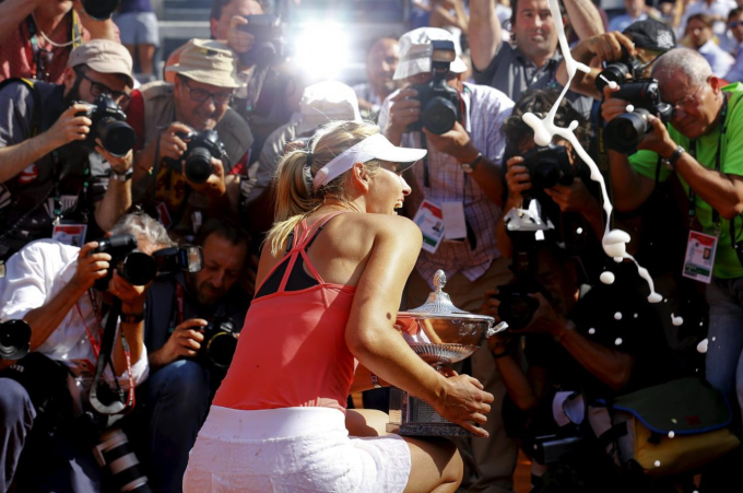 Maria Sharapova tạo dáng cùng Cup sau khi thắng Carla Suarez Navarro tại giải quần vợt Rome Open ở Rome, Italy ngày 17/5/2015. Ảnh: Reuters