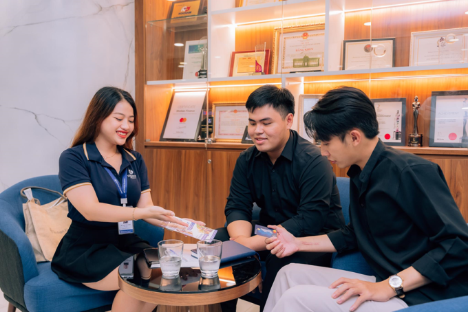 Nhân viên Shinhan Finance giới thiệu thẻ tín dụng quốc tế THE FIRST cho khách hàng. Ảnh: Shinhan Finance