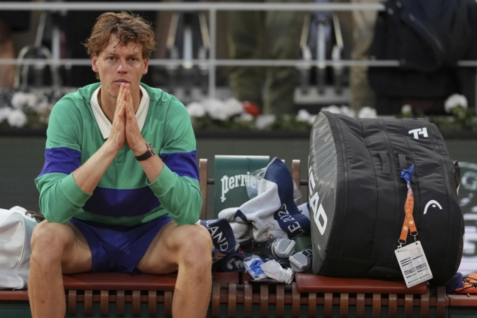 Sinner thất vọng sau khi thua Alcaraz trong trận chung kết Roland Garros tại Paris ngày 8/6. Ảnh: AP