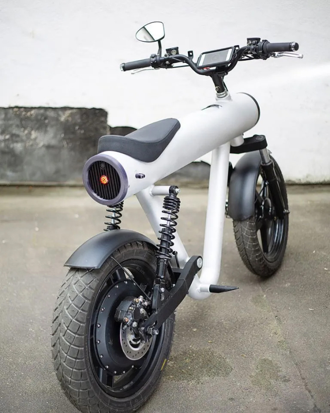 Xe trang bị môtơ gắn ở trục sau, khoảng 11,4 mã lực. Ảnh: Scooter