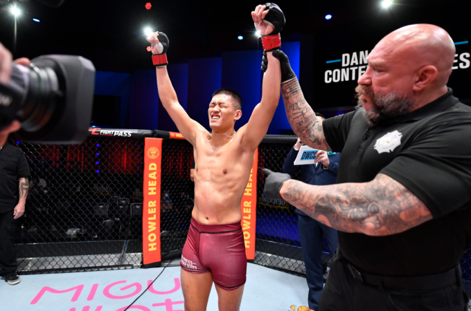 Steven Nguyễn mừng chiến thắng trước Theo Rlayang tại Dana White Conterder Series ngày 22/9/2021.