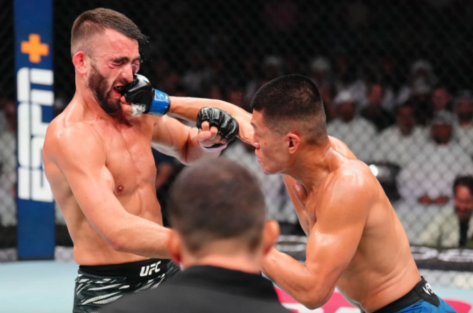 Steven Nguyen ra đòn trúng mặt võ sĩ UAE Mohammed Yahya bằng knock-out kỹ thuật tại sự kiện UFC Fight Night ở UAE tối 26/7/2025. Ảnh: LLC