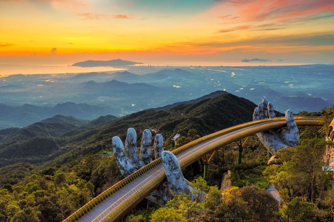 Bình minh trên cầu Vàng, núi Bà Nà. Ảnh: Lưu Huyền