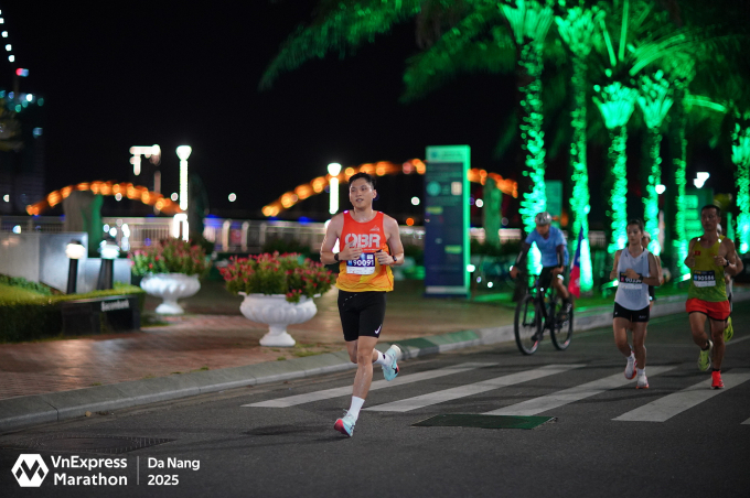 Một runner xuất phát ở nhóm đầu cự ly 42km của VnExpress Marathon Đà Nẵng ngày 20/7. Ảnh: VnExpress Marathon
