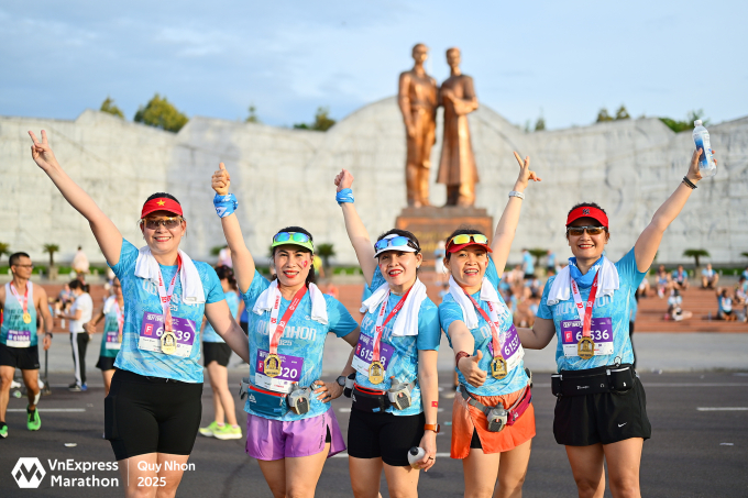 Áo đấu VnExpress Marathon Quy Nhơn 2025 được các nữ runner phối cùng nhiều phụ kiện với màu sắc đa dạng. Ảnh: VnExpress Marathon