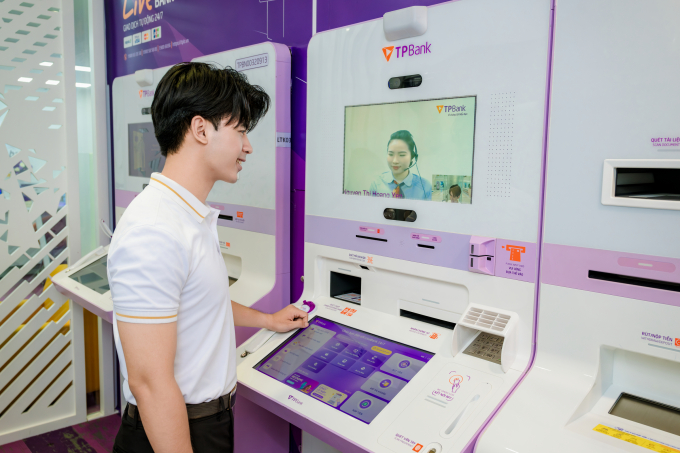 Khách hàng kết nối trực tiếp với tư vấn viên qua các quầy LiveBank 24/7. Ảnh: TPBank