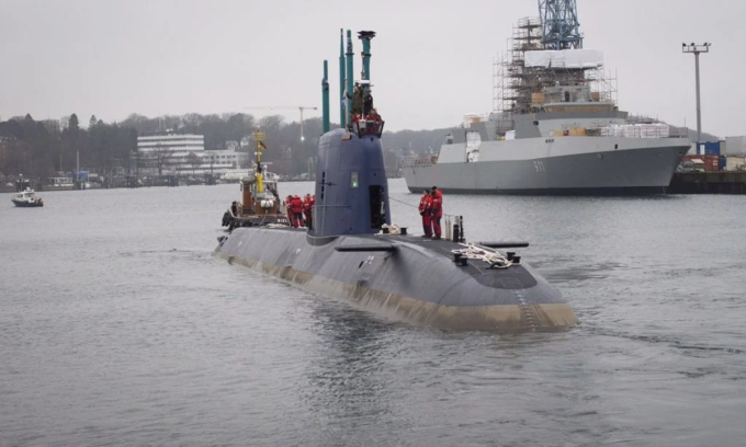 Tàu ngầm INS Rahav lớp Dolphin II rời cảng Kiel ở Đức để hướng về Haifa hồi năm 2015. Ảnh: IDF