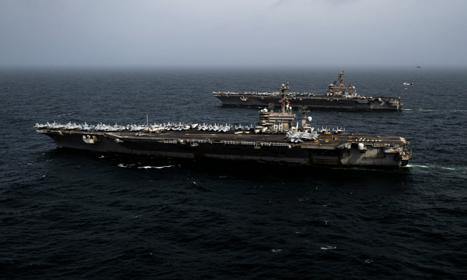 Tàu USS Nimitz (dưới) và tàu USS Carl Vinson tại Trung Đông đầu tháng 5. Ảnh: US Navy