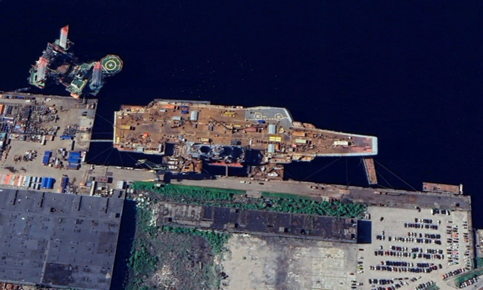 Tàu sân bay Đô đốc Kuznetsov ở xưởng đóng tàu Sevmorput trong ảnh chụp vệ tinh năm 2023. Ảnh: Google Earth
