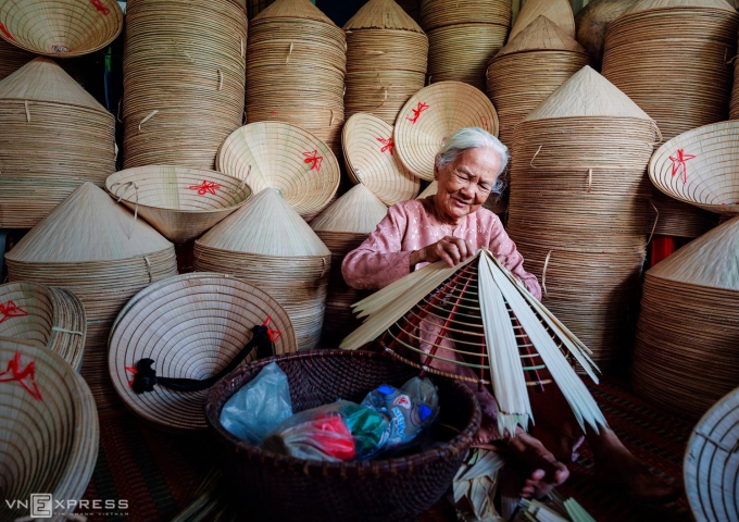 Cụ bà làm nón lá tại làng nghề Tây Ninh. Ảnh: Huỳnh Phương