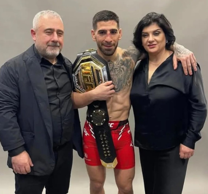Topuria chụp ảnh cùng bố mẹ sau khi trở thành nhà vô địch UFC. Ảnh: Instagram / Ilia Topuria