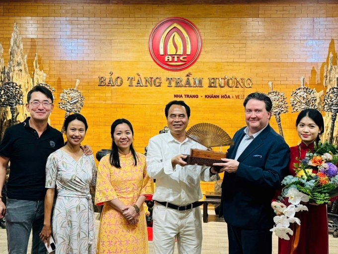 Ông Nguyễn Văn Tưởng (giữa) tặng chiếc quạt trầm hương cho Đại sứ Mỹ Marc E. Knapper khi ông đến thăm Trầm Hương Khánh Hòa. Ảnh: Trầm Hương Khánh Hòa
