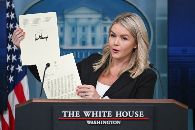 Thư ký báo chí Nhà Trắng Karoline Leavitt khoe thư ông Trump gửi Tổng thống Hàn Quốc Lee Jae Myung trong cuộc họp báo ở Nhà Trắng ngày 7/7. Ảnh: AFP