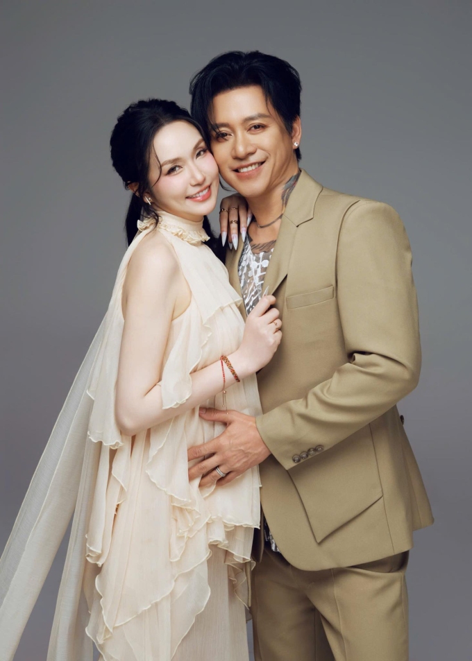 Ca sĩ bên bà xã Hương Baby. Ảnh: Nhân vật cung cấp