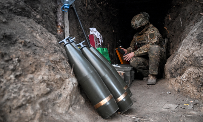 Lính Ukraine ngồi cạnh đạn pháo 155mm tại tỉnh Zaporizhzhia hồi tháng 3. Ảnh: AFP