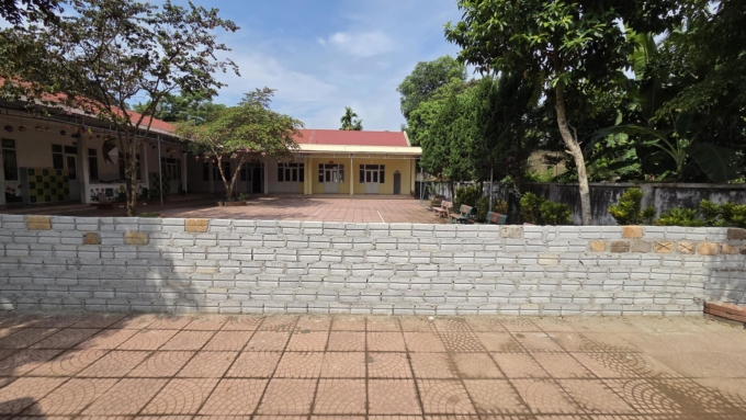 Bờ tường dài khoảng 25 m, ngăn cách khu hiệu bộ và phần lớn các lớp học ở trường Mầm non Minh Sơn. Ảnh: Lam Sơn