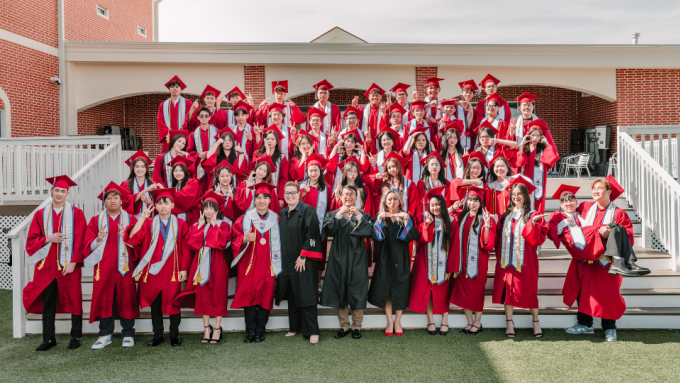 Học sinh Van Houston Academy trong lễ tri ân trưởng thành. Ảnh: Van Houston Academy