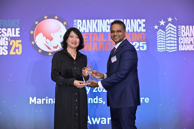 Bà Nguyễn Thị Hồng Vân nhận giải Sáng kiến quản lý rủi ro của năm. Ảnh: Vietcombank