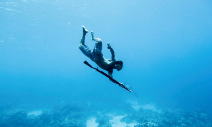 Người Bajau dựa vào khả năng lặn sâu để đánh bắt cá và nhiều loại hải sản. Ảnh: Redux