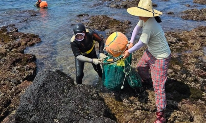 Hải nữ trên đảo Jeju kiếm sống bằng nghề lặn tự do qua nhiều thế hệ. Ảnh: Melissa Ilardo