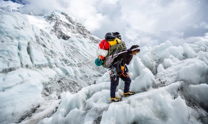 Một người Sherpa ở thác băng Khumbu, Nepal. Ảnh: Nat Geo