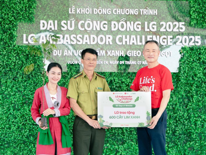 Ông Song Ikhwan đại diện LG trao tặng 600 cây lim xanh cho đại diện Vườn quốc gia Bến En và Hợp tác xã Bản Thổ. Ảnh: LG