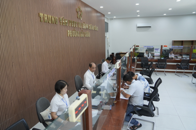 Công chức phường Hải Châu, TP Đà Nẵng làm việc tại Trung tâm phục vụ hành chính công. Ảnh: Nguyễn Đông