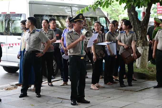 Cán bộ thi hành án dân sự TP Hải Phòng trong buổi cưỡng chế thi hành án dân sự tháng 7/2023. Ảnh: Công an Hải Phòng