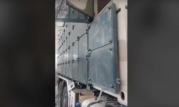 Tấm thép được gắn bên sườn xe chỉ huy của tổ hợp Patriot hồi tháng 1. Ảnh: Steel Front