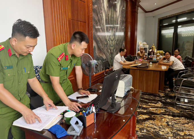Công an thu nhiều tài liệu trong nhà đại ca Ý Ẻng. Ảnh: Lam Sơn