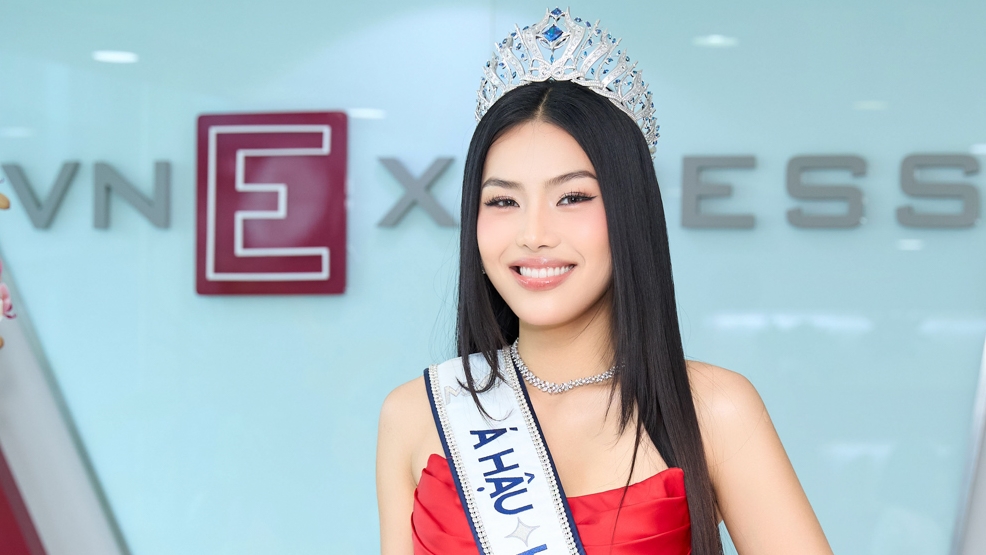 Á hậu Cẩm Ly